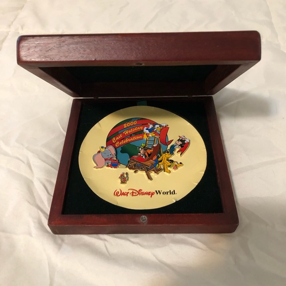 Walt Disney World 2000 Cast Holiday Celebration Pins - Picture 3 of 4